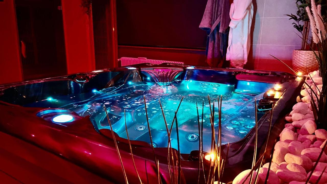 Suite avec Jacuzzi et Sauna Privée Évreux Esterno foto